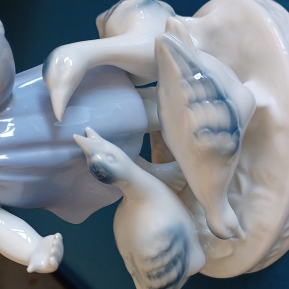 Vintage Girl Feeding Geese, perfect condition - Picture 5 of 7